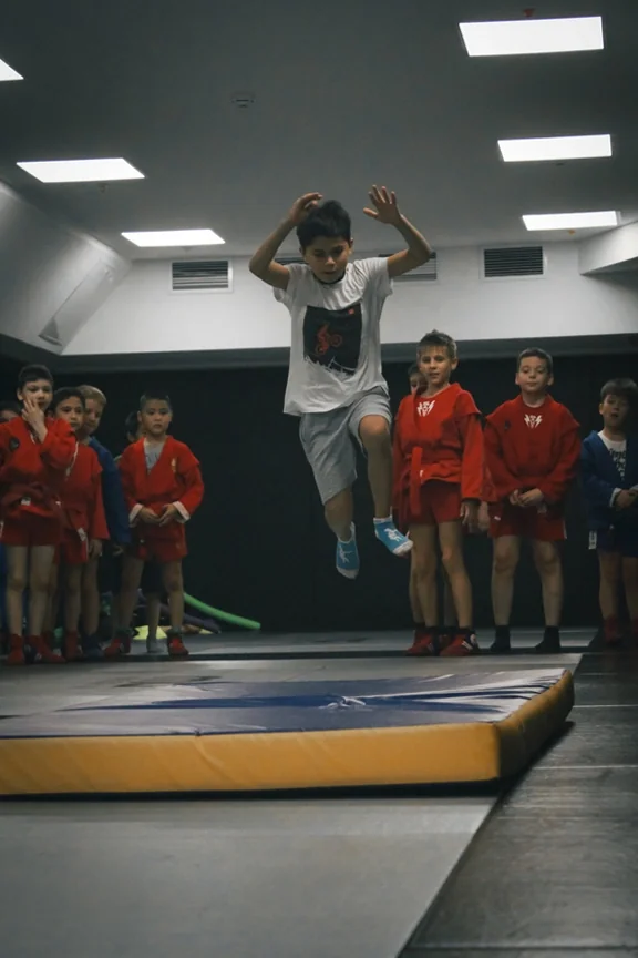 Прыжок в спортивном клубе Академия Чемпионов