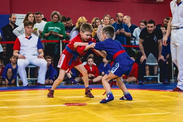 Схватка в спортивном клубе Академия Чемпионов