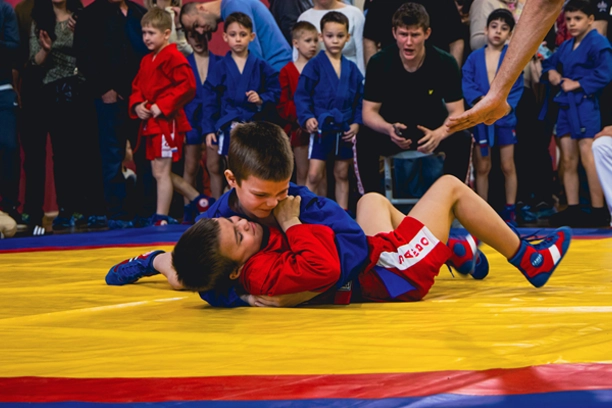 Схватка в спортивном клубе Академия Чемпионов